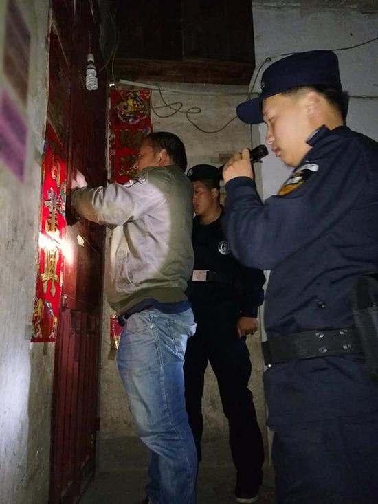 遂宁粗心妈妈误将幼女锁家中 民警全城寻开锁师傅开门
